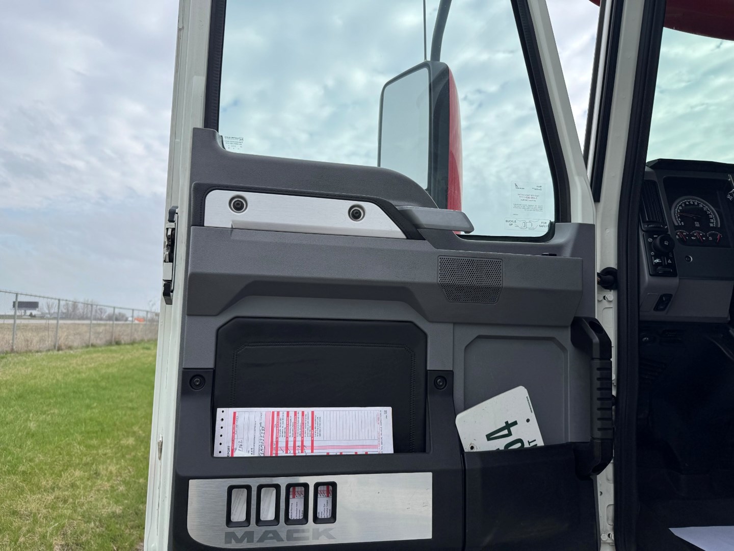 Used 2021 Mack Anthem Daycab - image 11